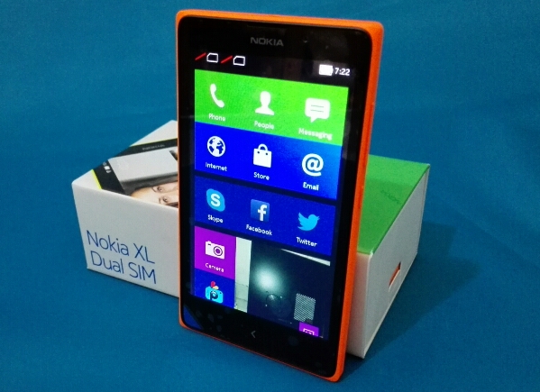 Nokia XL unboxing video