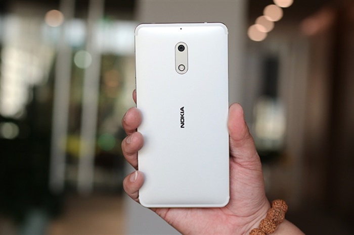 New silver Nokia 6 appears online
