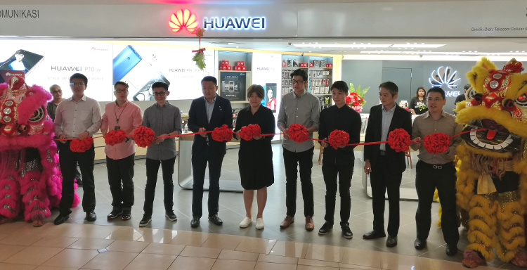 Huawei Mid Valley store relaunch.jpg