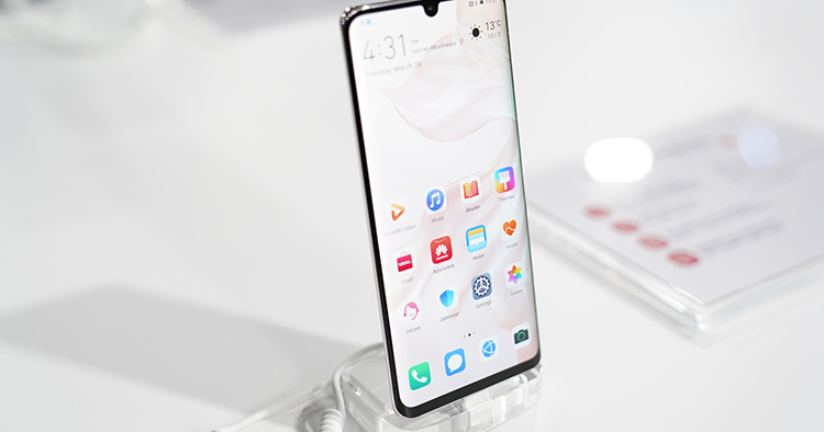 According to Huawei, the chin on the Huawei P30 was intentional
