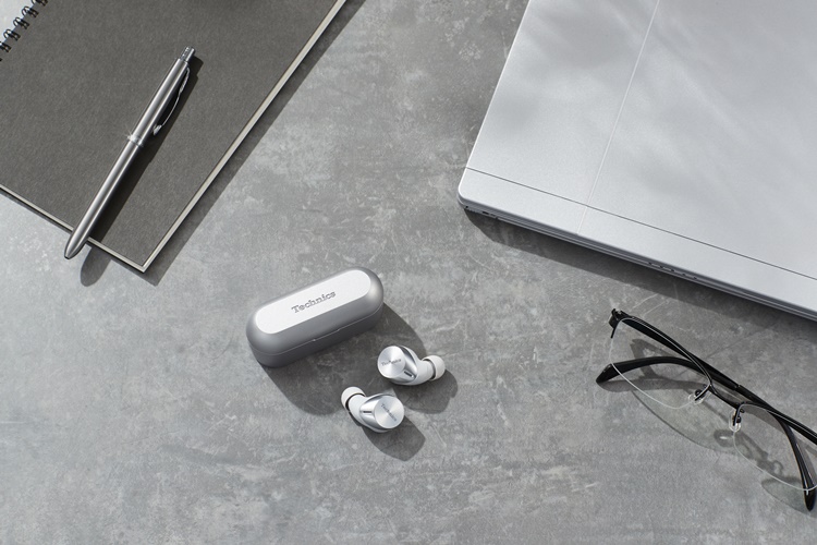 EAH-AZ60_Silver_LIfestyle_2.jpg