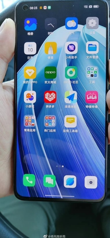 Real-life image of OPPO Reno7 Pro reveals a flat display with thin ...