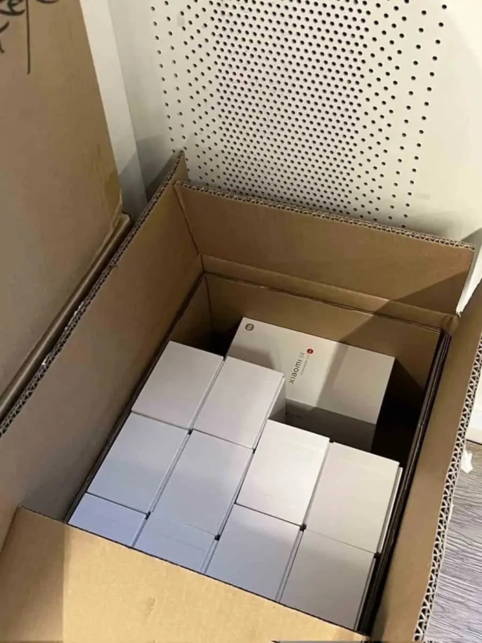 Xiaomi 14 box 1.jpg