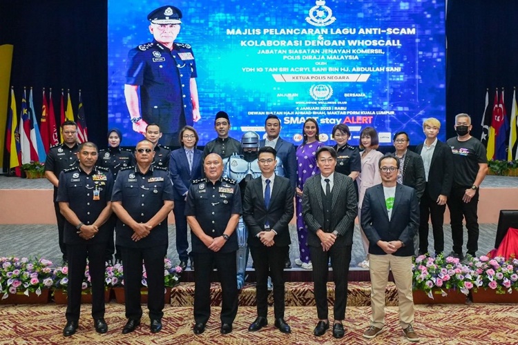 06 A group photo of the Be Smart Stay Alert Anti-Scam campaign working team, ambassadors and partners.jpg