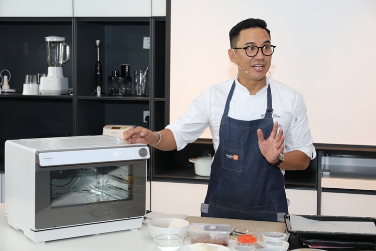 Chef Collin Lim, who is also founding partner TCH Foodworks did a cooking demo with the new Cubie Oven.JPG
