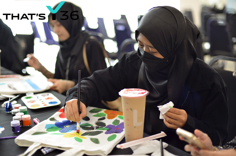 Attendees DIY painting totebags.png