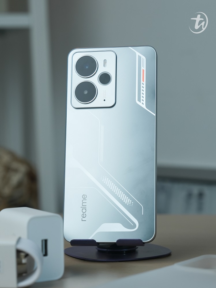 realme14_back.jpg