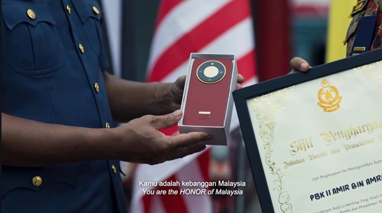 HONOR unreleased phone in Legasi Bomba The Movie.jpeg