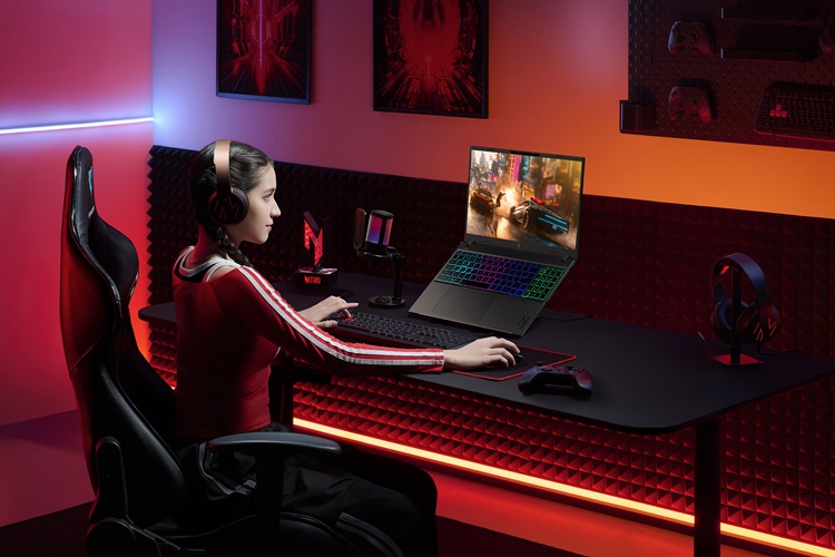 Acer Nitro V 16 AI-ANV16-A71-Lifestyle-02.jpg