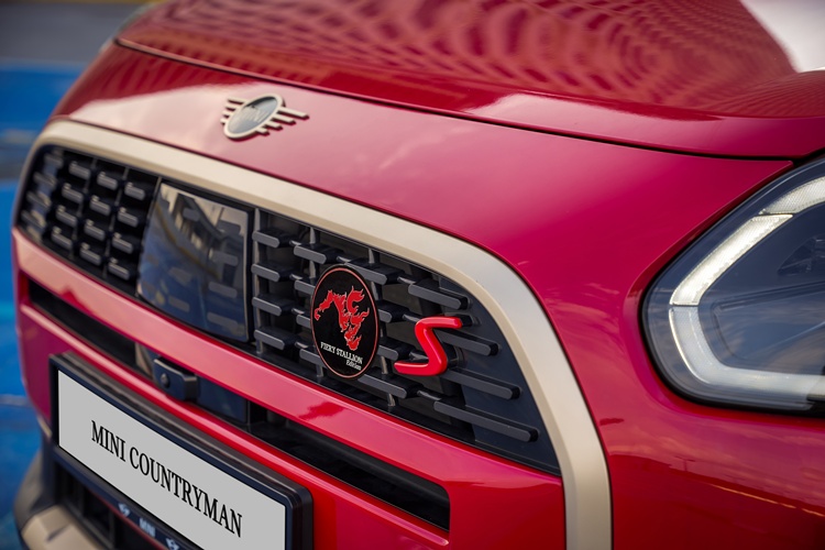06. MINI Countryman S Fiery Stallion Edition.jpg