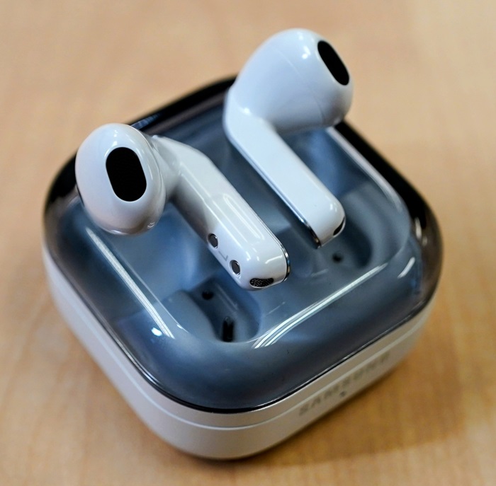 galaxybuds4_closeup.jpg