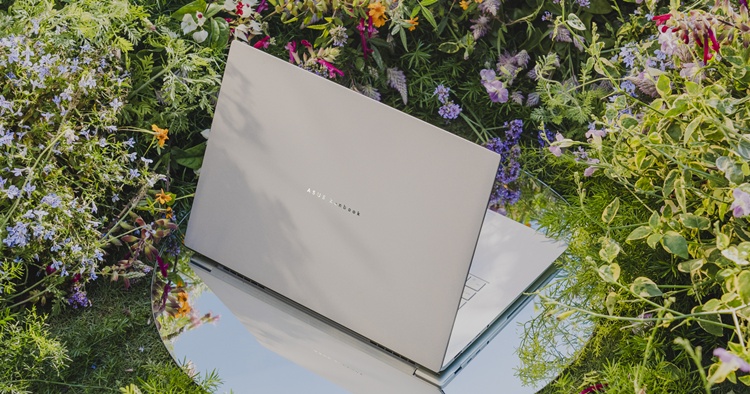Zenbook S16_UM5606GA_Scenario photo_01.jpg