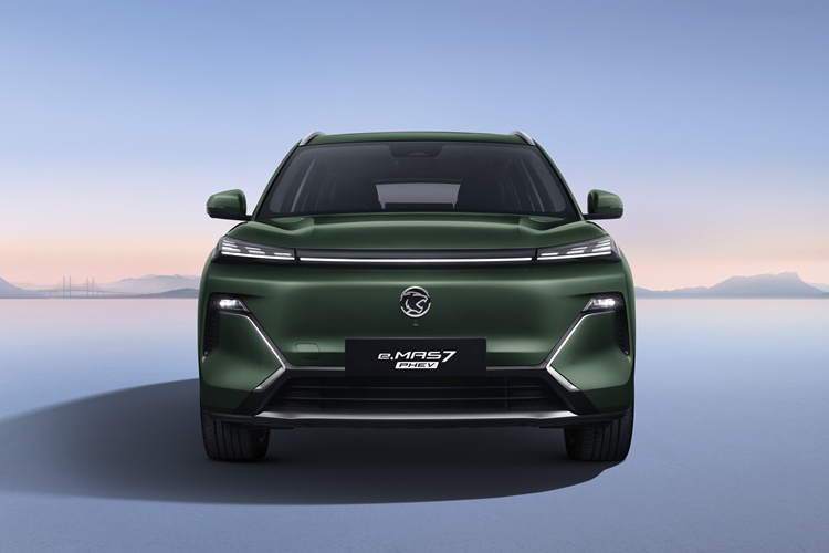 Emas7 PHEV Full Front EmeraldGreen 01.jpg
