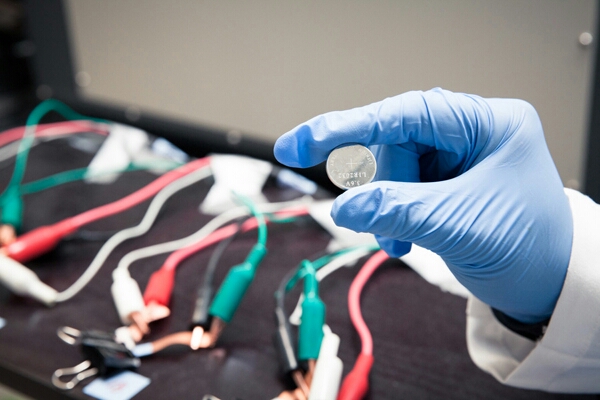 Stanford researchers create self-healing battery