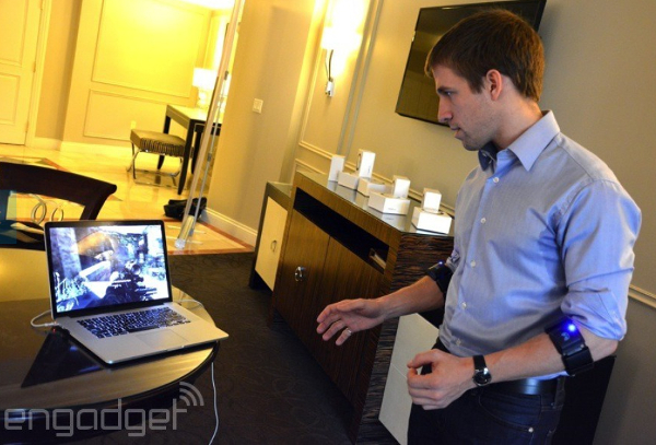 Thalmic Labs MYO Armband shows cool wireless control