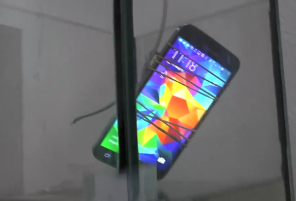 Samsung Galaxy S5 goes for a 1 meter dive