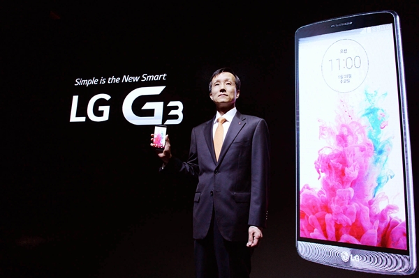Dr Jong-seok Park_president of LG Mobile Communication Company_shows the new G3 smartphone prior to its public introduction in Seoul_03[20140527204354252].jpg