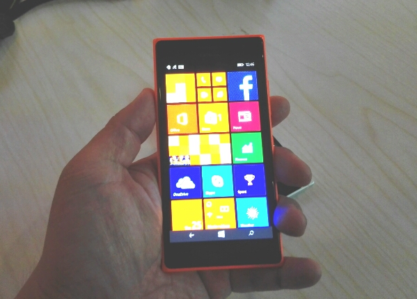 Nokia Lumia 735 hands-on 1.jpg