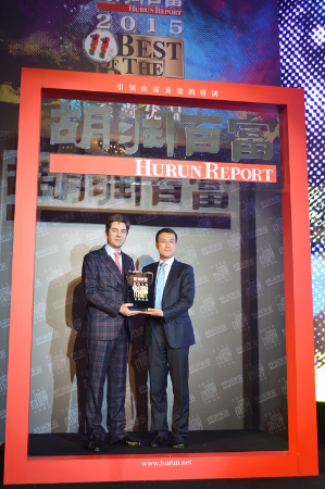 Hurun present award to Kevin Ho & Mate7.JPG
