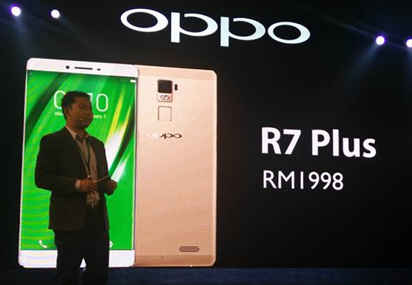 OPPO R7 Plus and William Fang OPPO Malaysia CEO.jpg