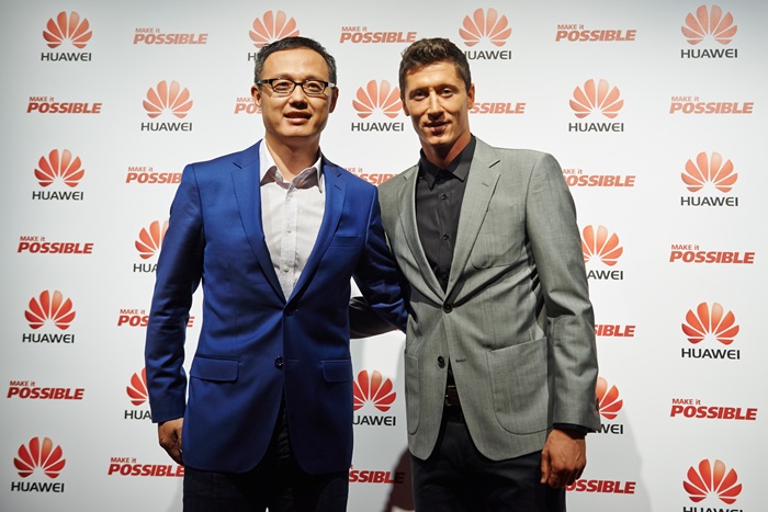 Wang Yanming, President of Huawei  Central East Europe and Nordic Region Consumer Business and Robert  Lewandowski, Huawei Brand Ambassador (2).jpg