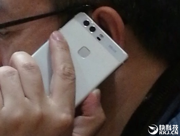 Huawei-president-plays-with-a-dual-camera-phone-that-could-possibly-be-the-Huawei-P9.jpg