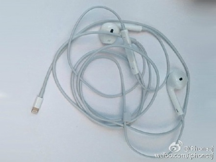 Rumours: A leaked picture of Apple earbuds with a lightning connector