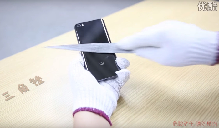 Can the Xiaomi Mi 5's ceramic backside survive a scratch test?