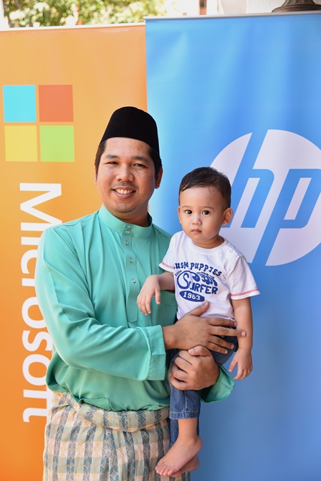Mohd Al-Zikry Bin Awallul Aznam, the Grand Prize winner of the &ldquo;Ini Rayaku bersama HP&rdquo; campaign..jpeg