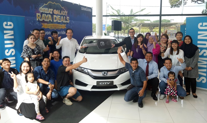 30 lucky winners receiving Honda City from Samsung Great Galaxy Raya Contest