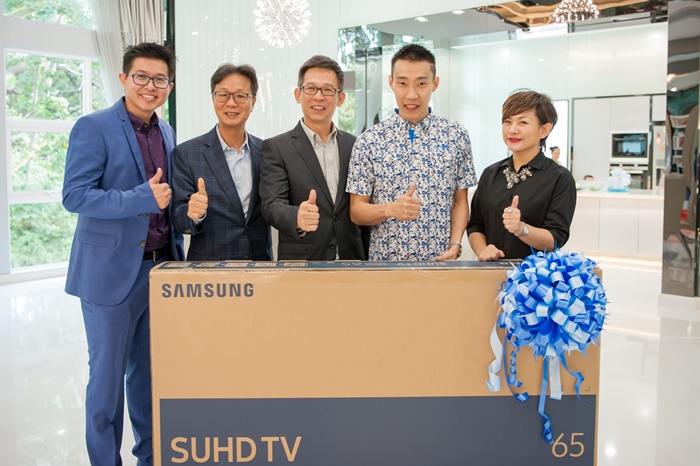 Samsung Malaysia Electronics surprises Dato' Lee Chong Wei with a gift