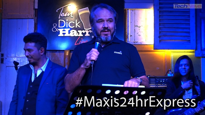 CEO OF MAXIS INTERRUPTS A BAND PERFORMANCE TO DELIVER iPHONE 7!
