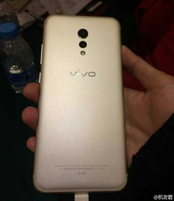 Photos-allegedly-show-back-and-front-of-the-Vivo-Xplay-6 (1).jpg