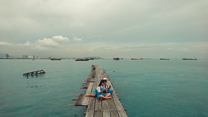 3. Taken with the Xperia XZ - Local girls in Penang Straits.jpg