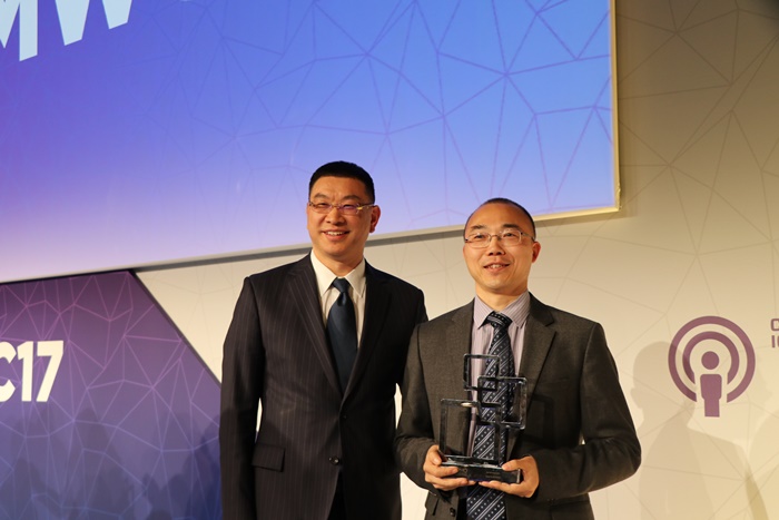 Mr. William Xu, Executive Director of the Board and Chief Strategy Marketing Officer of Huawei (Left) and Mr. Edwin Zhang, Director of Cloud Core .jpg