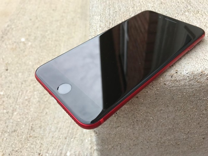 See how the (PRODUCT)RED iPhone 7 Plus looks like in black