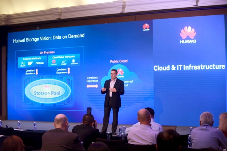HuaweiI Consumer BG reports their cloud service progress in Global Analyst Conference 2017