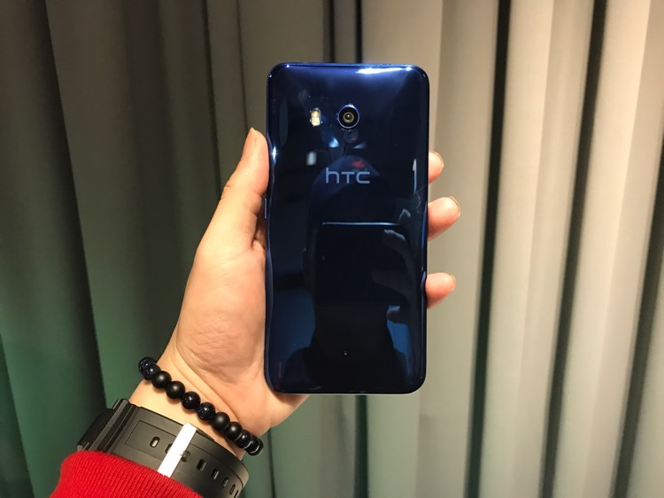 HTC launched their latest squeezable flagship HTC U11 starting price at RM3099!