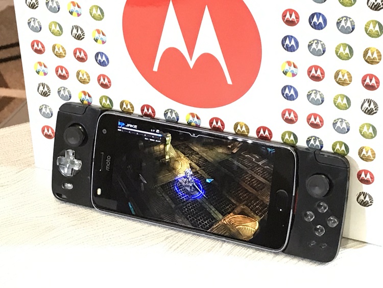 Motorola Moto Z2 Play + Moto Mods hands-on video