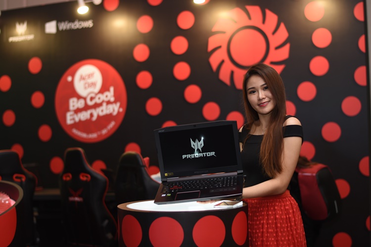 Photo 9 - Model posing with the newly launched Predator Helios 300 with dual AeroBlade 3D fans and overclockable graphics.JPG