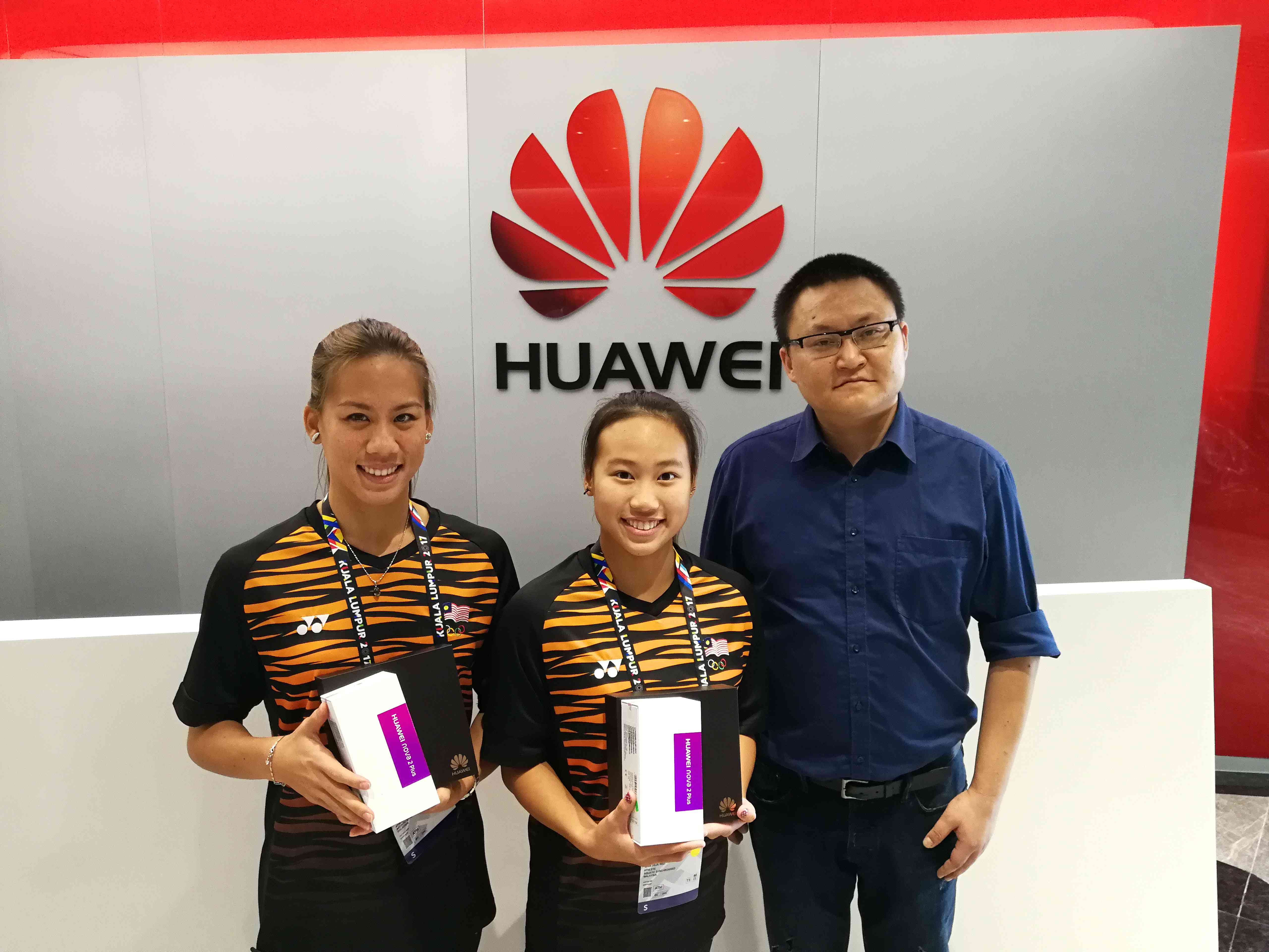 Huawei Malaysia awarded two gold medalists of 29th SEA Games Synchronised Swimming two free Nova 2 Plus smartphones