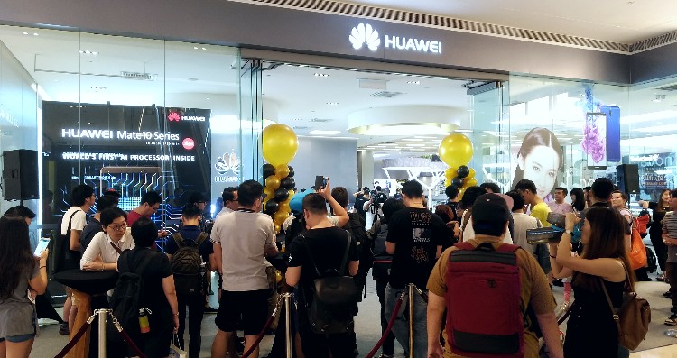 Huawei Mate 10 sales launch at Flagship Store, crowds line up since 3am, get 100x free Huawei Watch and other free gifts
