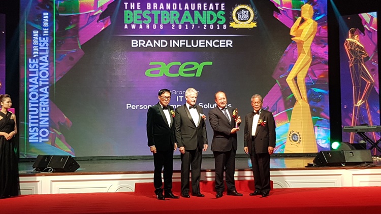221305_Ricky Tan, Managing Director of Acer Malaysia (Third from left) receiving the award for Best Brand in IT - Personal Computer Solutions.jpeg