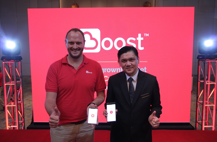 [L-R] Christopher Tiffin, Chief Executive Officer of Boost and YB Tuan Kenny Chua, Assistant Minister of the Ministry of Finance.JPG