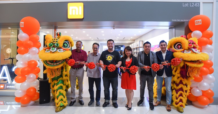 New Mi Store launched in Cyberjaya D'pulze & Cheras Leisure Mall with showcase of a "Mi Car"