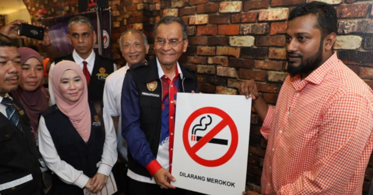 You can report smokers to the Kementerian Kesihatan Malaysia via WhatsApp