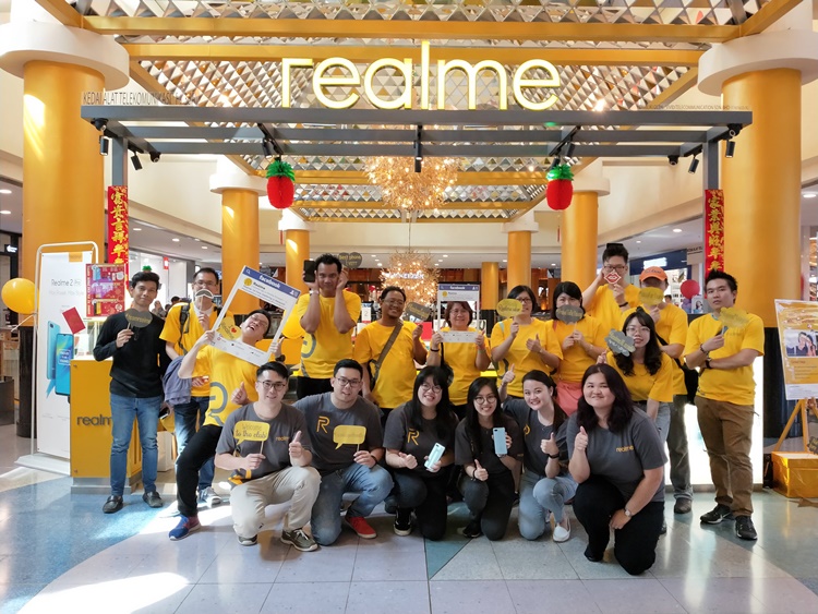 Realme fans and enthusiasts with Realme staff.jpg
