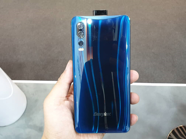 Integrere Humanistisk Økonomi Here's a first look at the 18000mAh brick looking smartphone, the Energizer  Power Max P18K Pop | TechNave