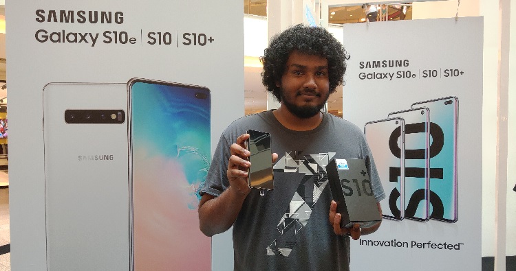 You can get a RM1000 rebate if you purchase a second Samsung Galaxy S10 series smartphone from the roadshow