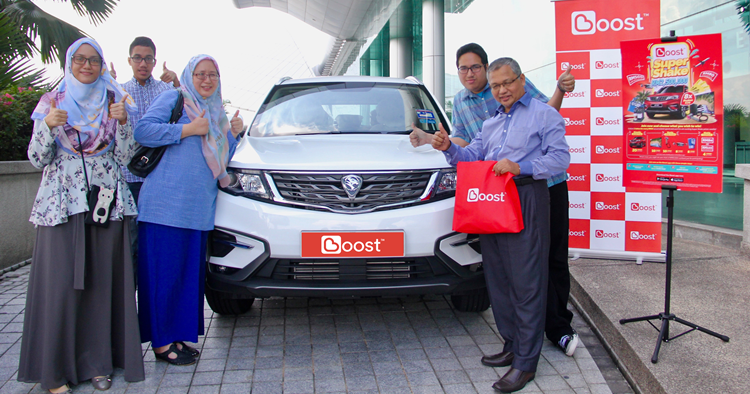 Ahmad Sanusi Husain (far right) the first Super Shake Grand Prize winner with his family receiving the Proton X70 Proton X70.png